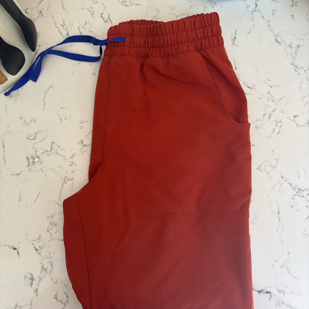 Figs Women's High Waisted Jogger Pants in Auburn